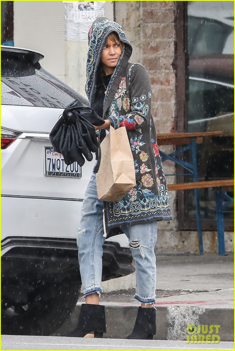 halle berry gets caught in the rain 01