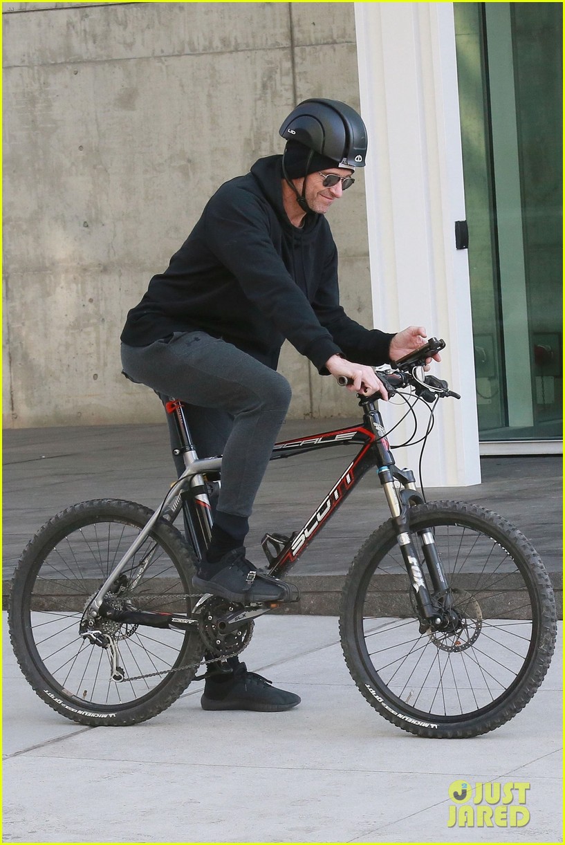 hugh jackman rides his bike around nyc 034225787