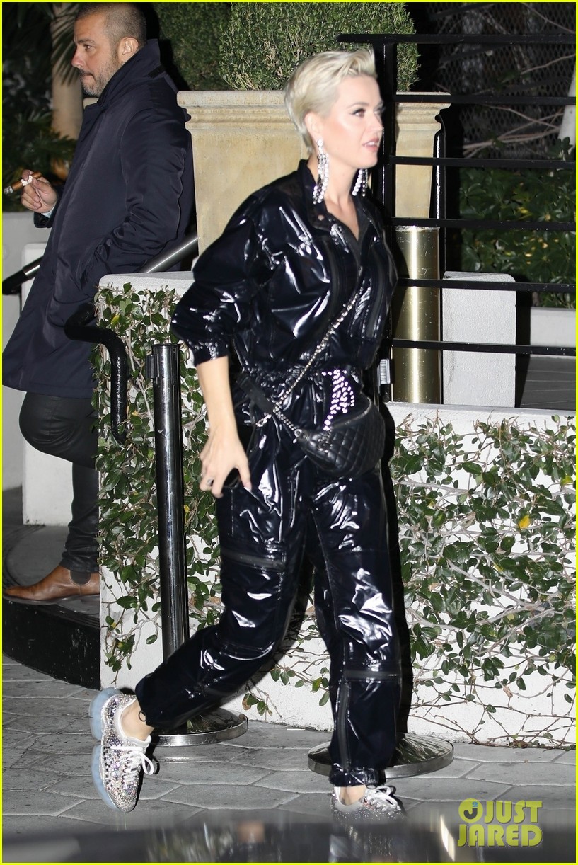 katy perry orlando bloom arrive on motorcycle for jennifer aniston birthday party 03