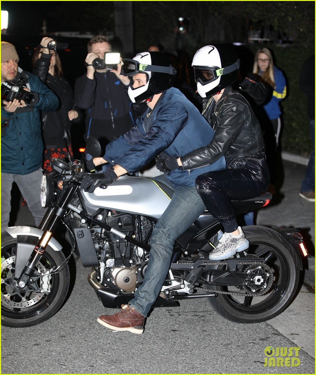 katy perry orlando bloom arrive on motorcycle for jennifer aniston birthday party 09