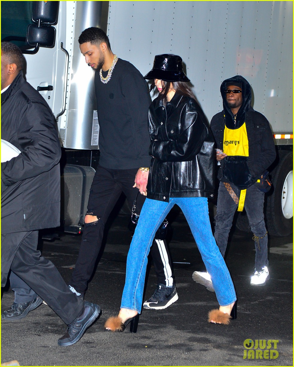 Kendall Jenner & Ben Simmons Hold Hands on Early Valentine's Day Date(01)