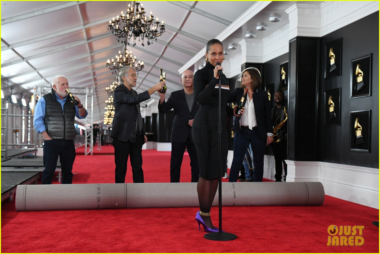 alicia keys rolls out grammys red carpet 294225327