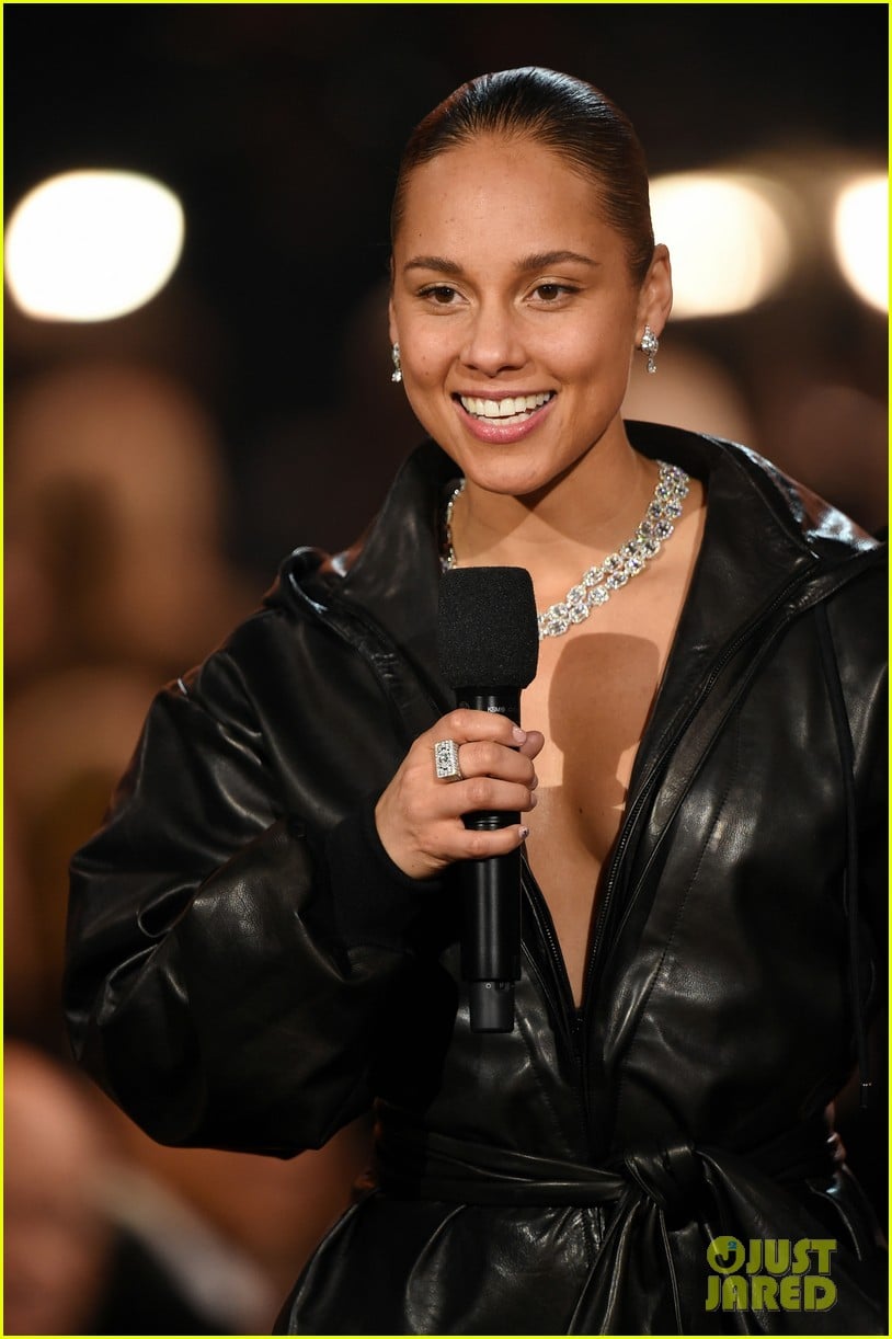 alicia keys plays songs she wishes she wrote on two pianos at once at grammys 2019 044236602