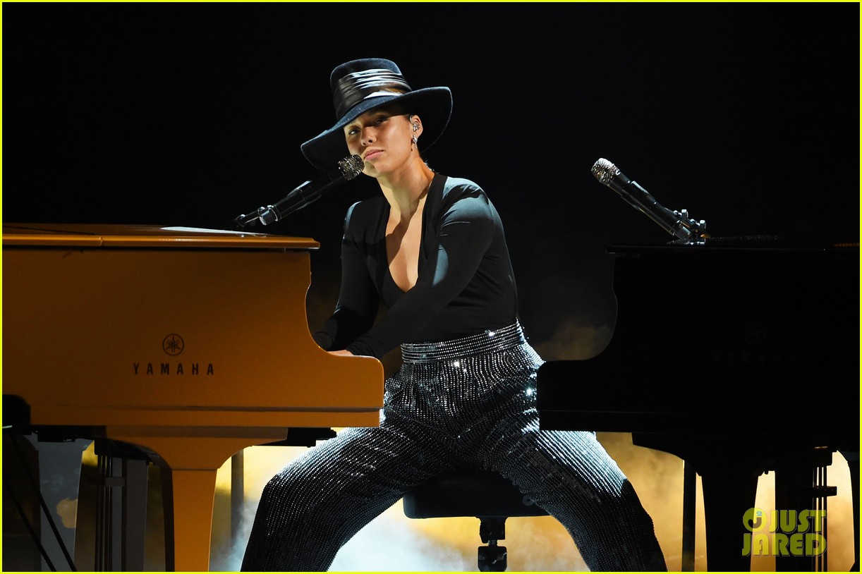 alicia keys plays songs she wishes she wrote on two pianos at once at grammys 2019 114236609