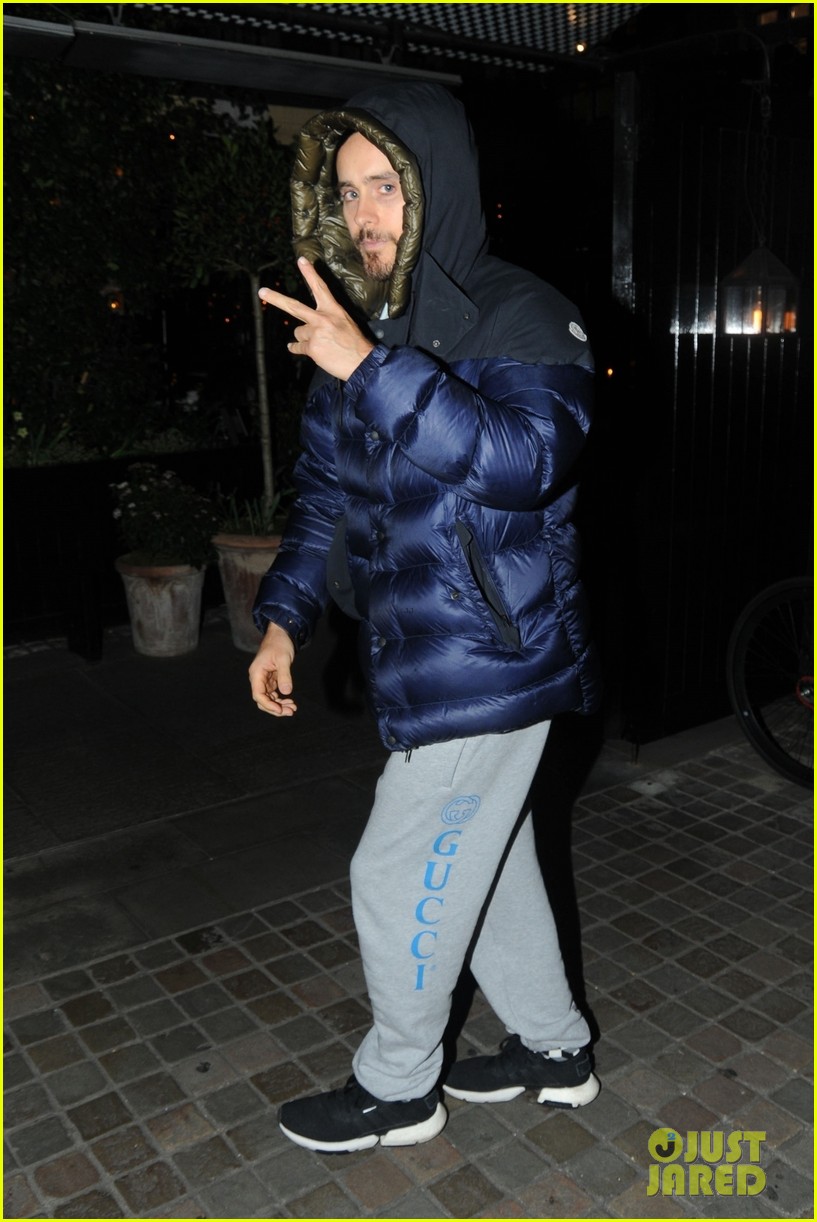 jared leto tosses up the peace sign while out london 01