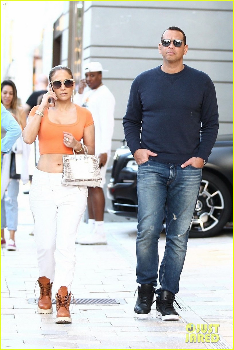 jennifer lopez flaunts her abs while shopping with alex rodriguez 014239869
