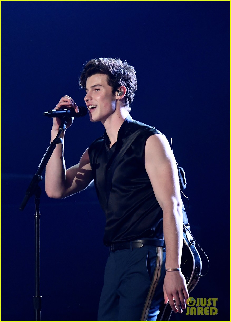 shawn mendes bares biceps grammys performance miley cyrus 02