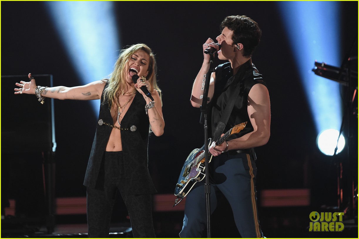 shawn mendes bares biceps grammys performance miley cyrus 10