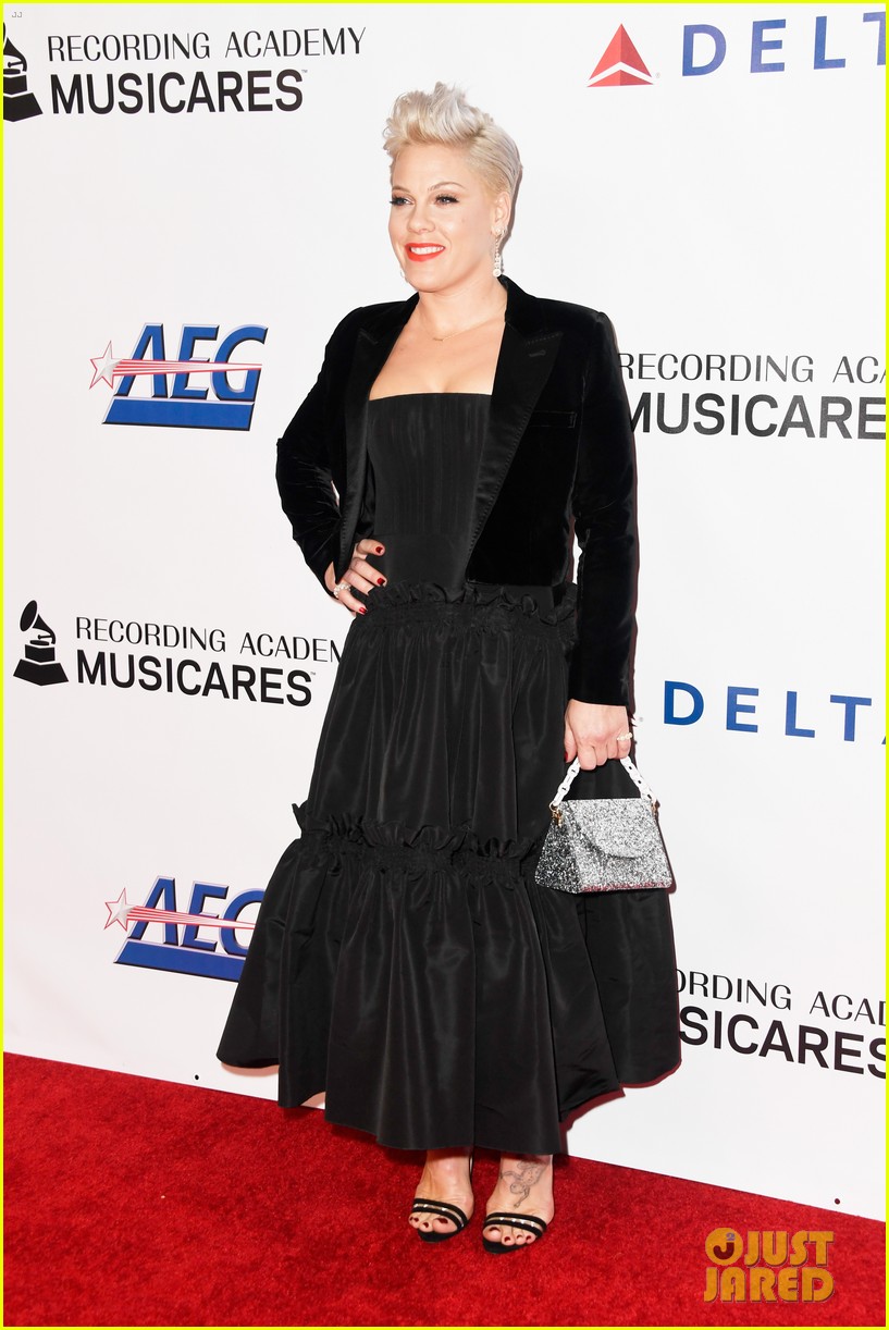 pink performs at musicares person of the year 064226696