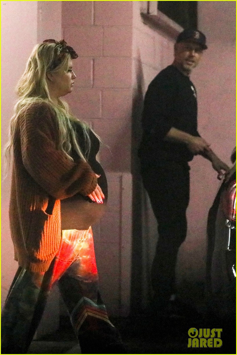 pregnant jessica simpson looks ready to give birth 134225341