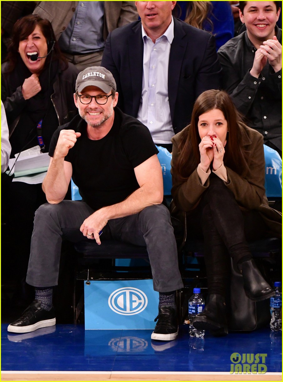 christian slater brittany lopez mr robot co star carly chaikin sit courtside at knicks 034248763