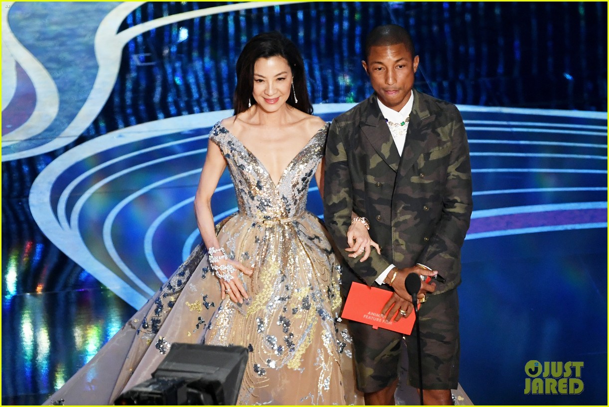 pharrell williams takes the stage in camo print at oscars 2019 154245896