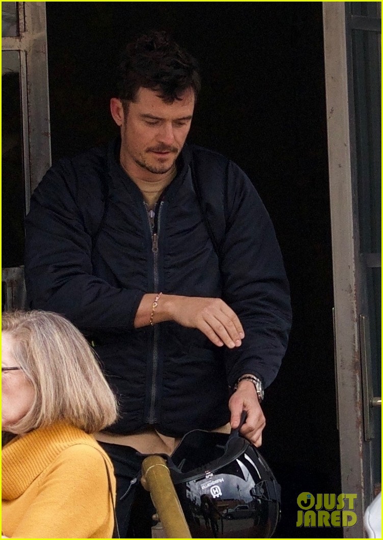 orlando bloom brings dog mighty to lunch with him 05