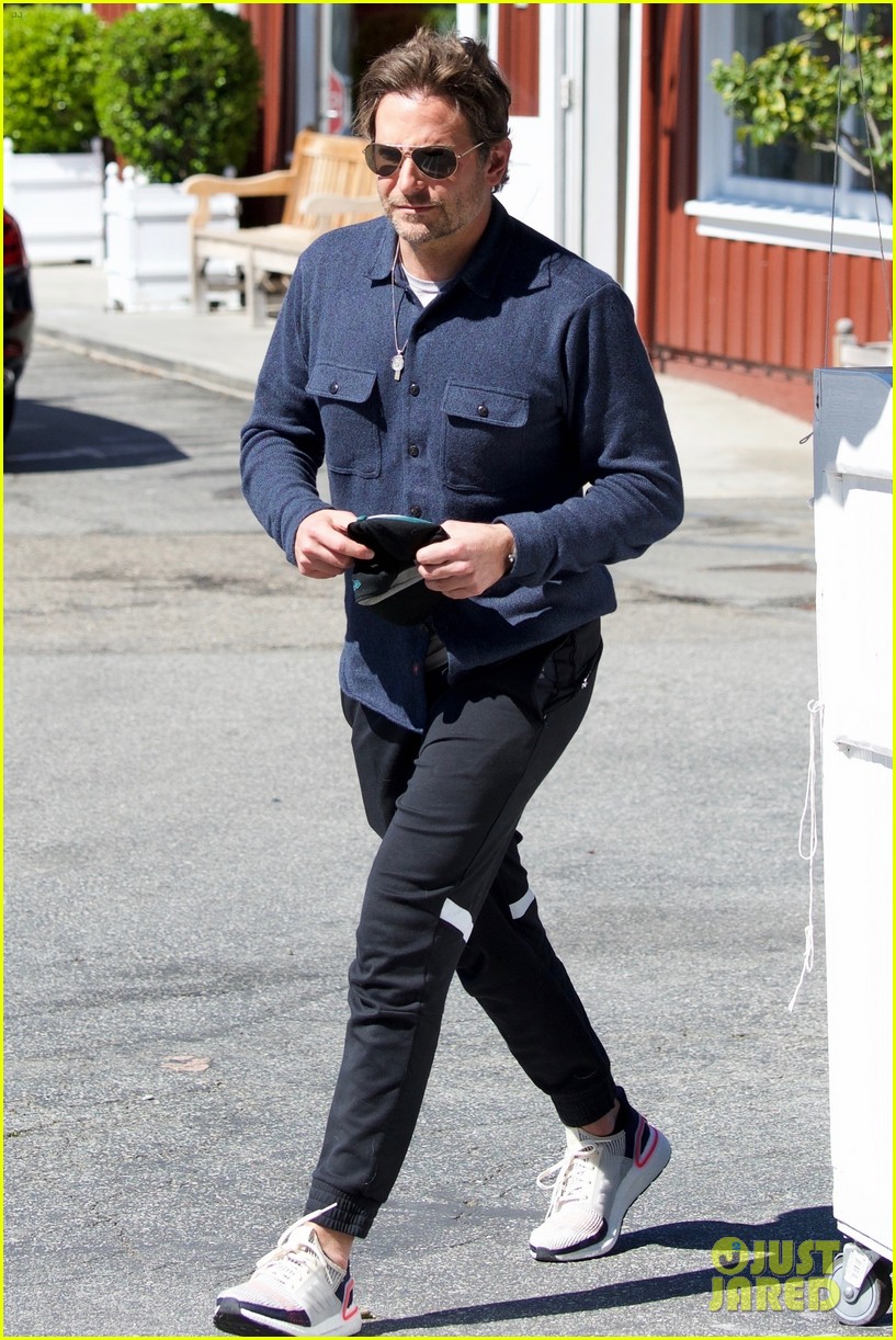 bradley cooper joins a friend for lunch 034257636