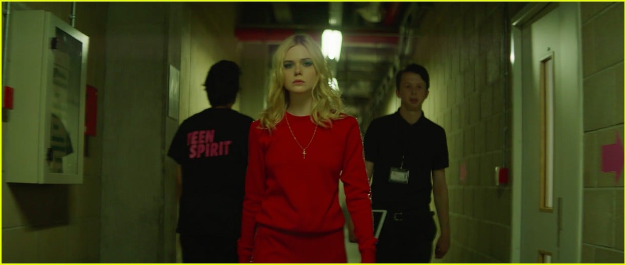 elle fanning sings robyns dancing on my own in teen spirit clip 03