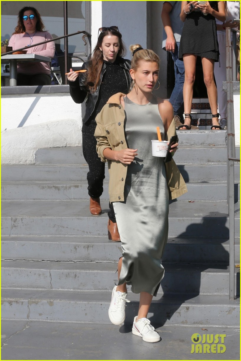 hailey bieber grabs froyo with justins mom pattie 064261937