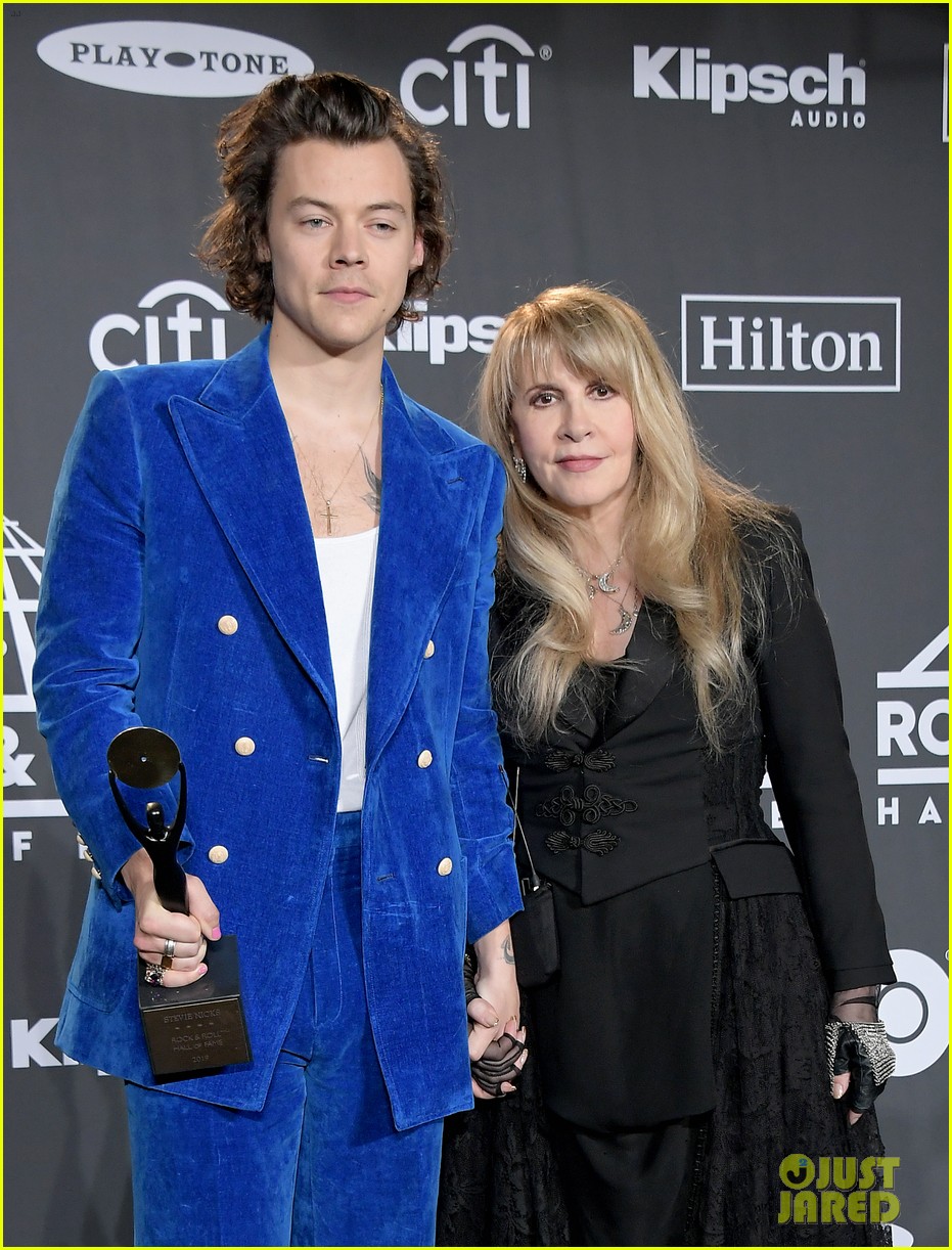 harry styles inducts stevie nicks rock n roll hall of fame 204264859
