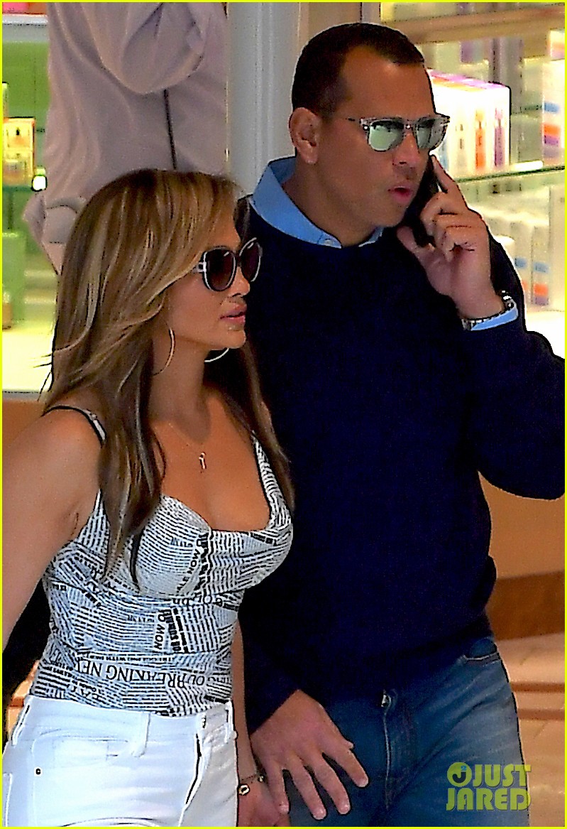 Jennifer Lopez & Alex Rodriguez Share a Kiss on the Set of 'Hustlers