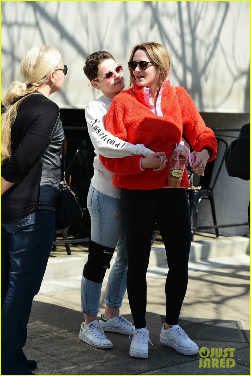 joey king lunch with sister hunter king 15