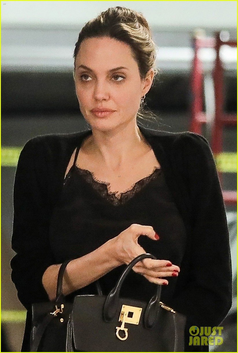 angelina jolie starts off her day meeting in beverly hills 044257339