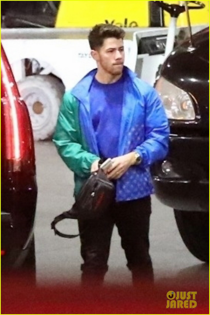 nick jonas checks out justin timberlake concert with friends 054255345