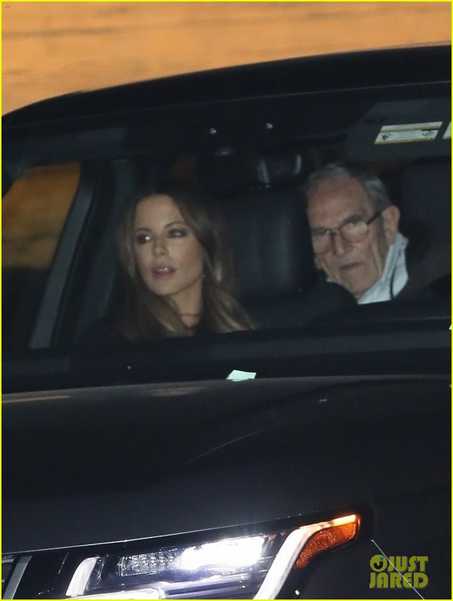 Kate Beckinsale & Pete Davidson Have Dinner with Her Mom & Stepdad(02)