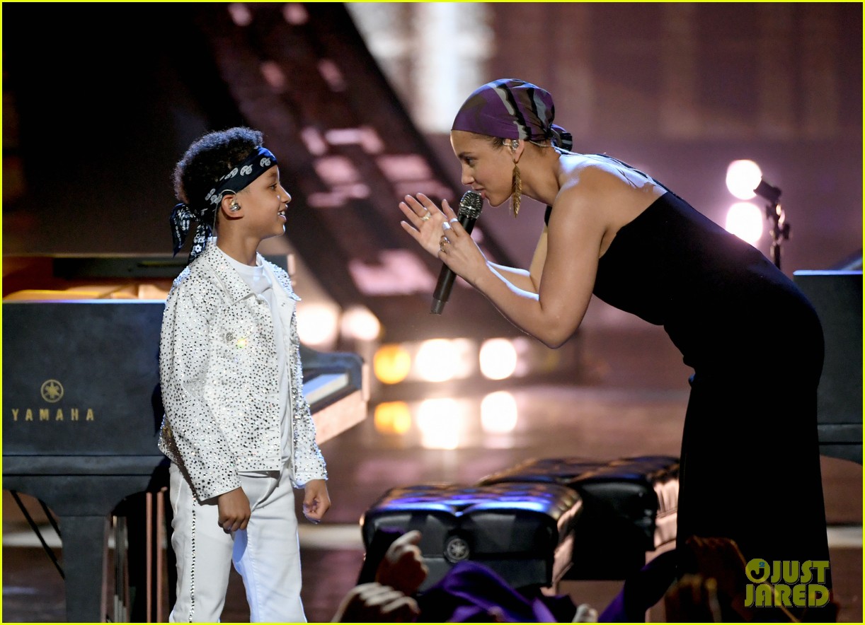 Alicia Keys Brings Son Egypt on Stage During iHeartRadio Music Awards(02)