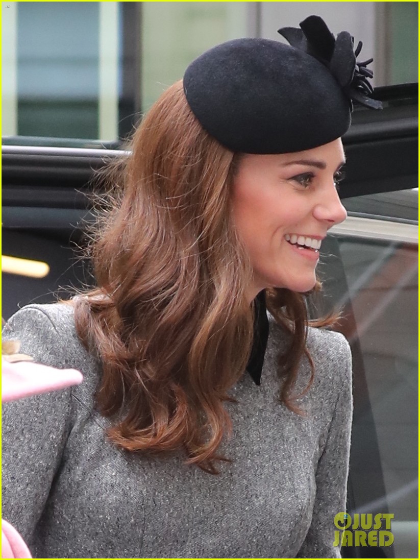 kate middleton queen elizabeth solo outing 024259370