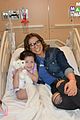 natalie portman visits childrens hospital los angeles 11