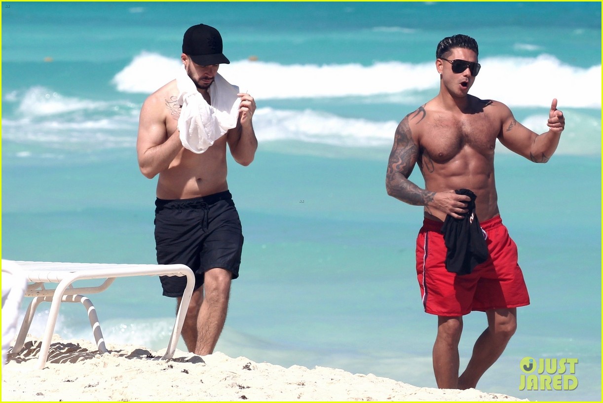 jersey shore pauly d vinny go shirtless in cancun 264260687