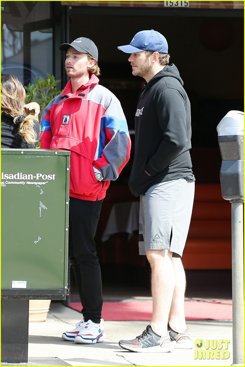 Chris Pratt & Fiancee Katherine Schwarzenegger Grab Lunch with Her