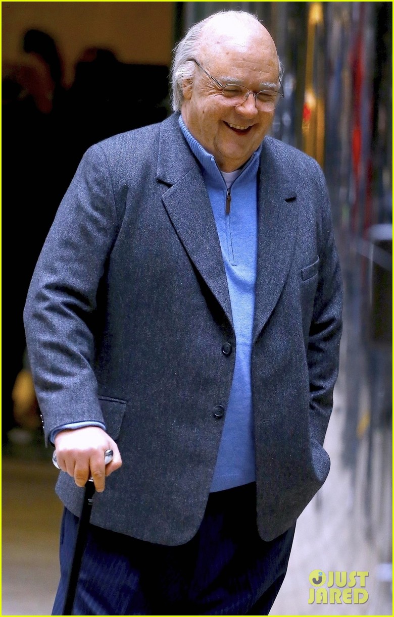 Russell Crowe & Sienna Miller Are Unrecognizable While Filming Roger