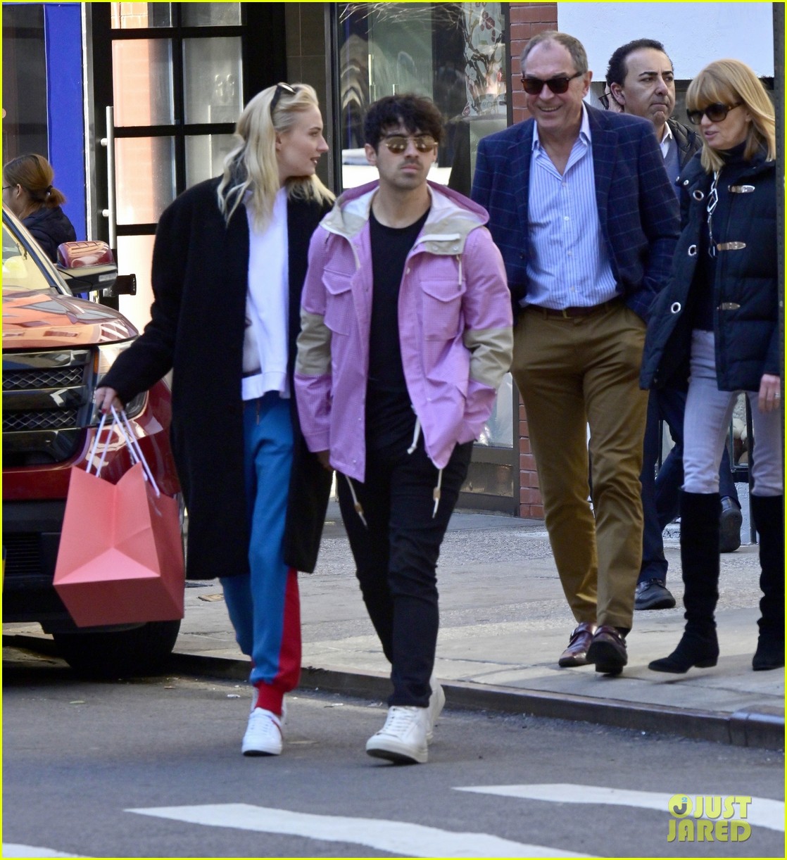 joe jonas sophie turner lunch with her parents 044255299