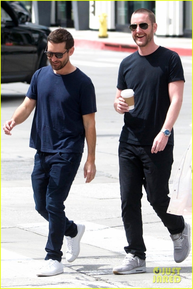 toby maguire coffee with friend in la 03