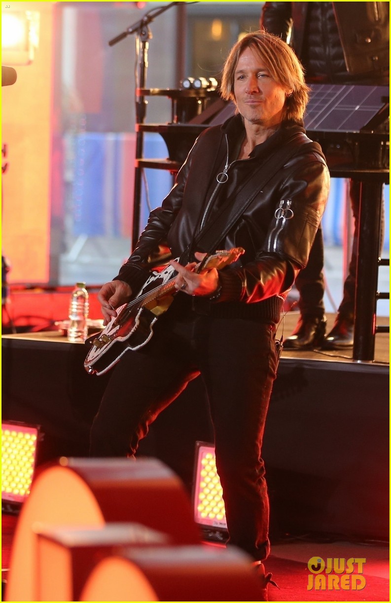 keith urban rocks out on stage in london 044253590