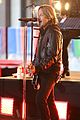 keith urban rocks out on stage in london 01
