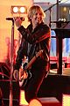 keith urban rocks out on stage in london 03