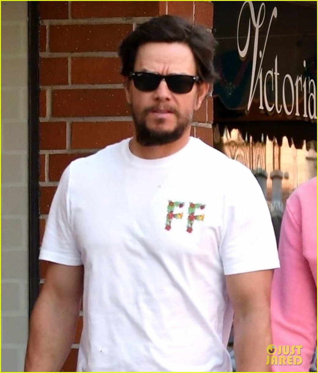 mark wahlberg steps out with wife rhea durham 034264984