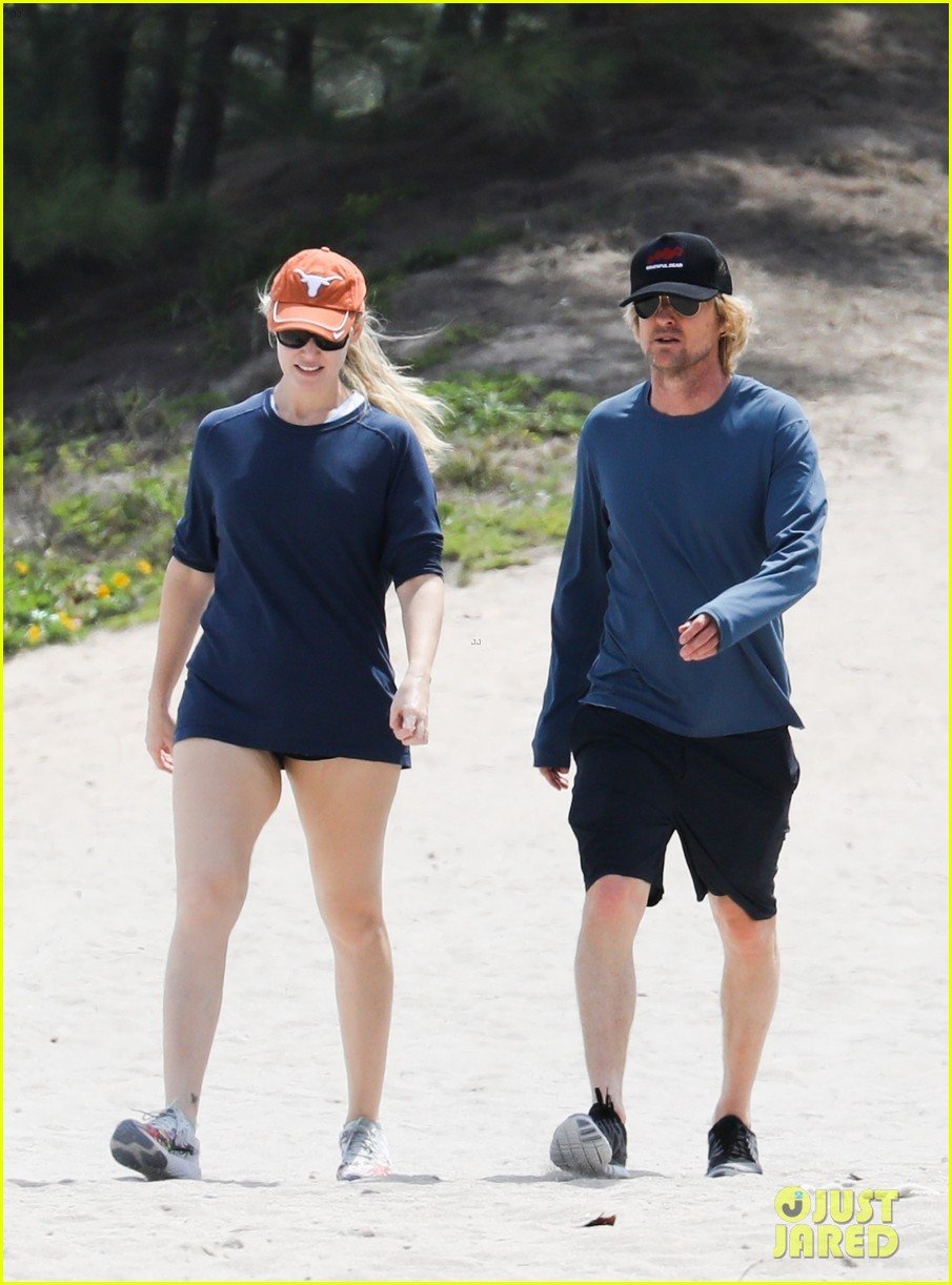 owen wilson and personal trainer caroline lindqvist work out on the beach 014262899