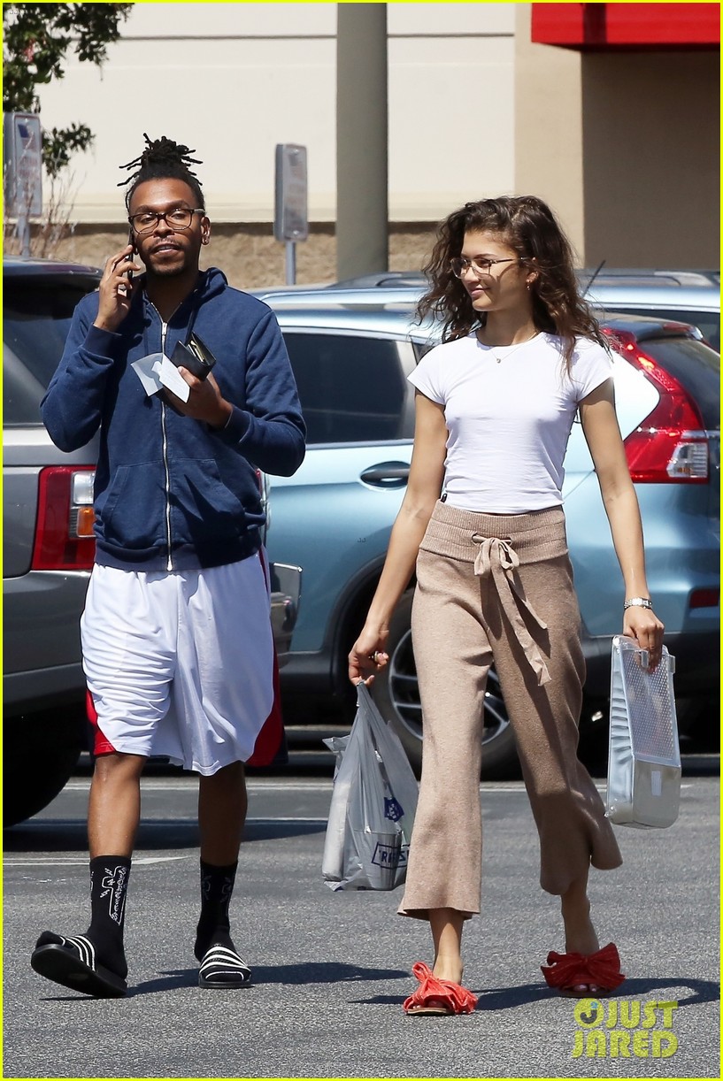 Zendaya Had a Lot to Say About This Paparazzi Moment!: Photo 4263335 |  Darnell Appling, Zendaya Photos | Just Jared: Entertainment News