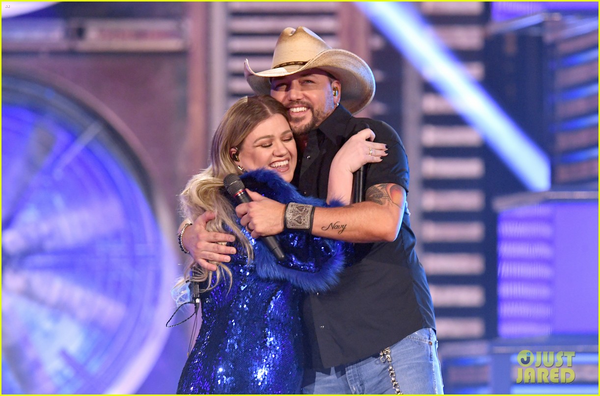 Jason Aldean Performs Medley of Hits with Kelly Clarkson at ACM Awards