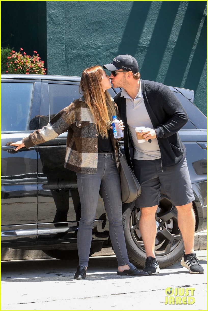 Chris Pratt & Katherine Schwarzenegger Share a Kiss in WeHo Photo