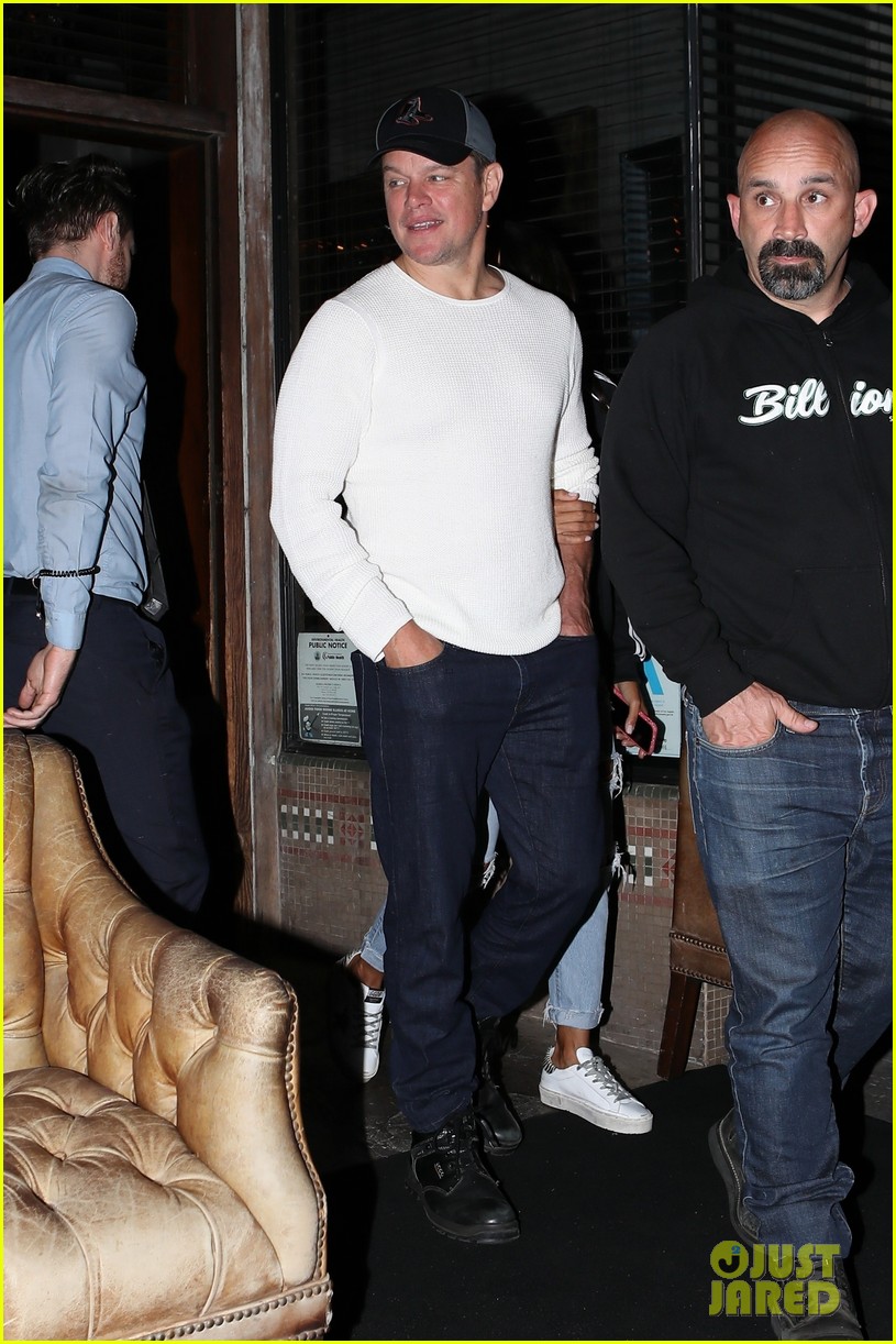 Chris Hemsworth & Matt Damon Double Date with Their Wives! Photo