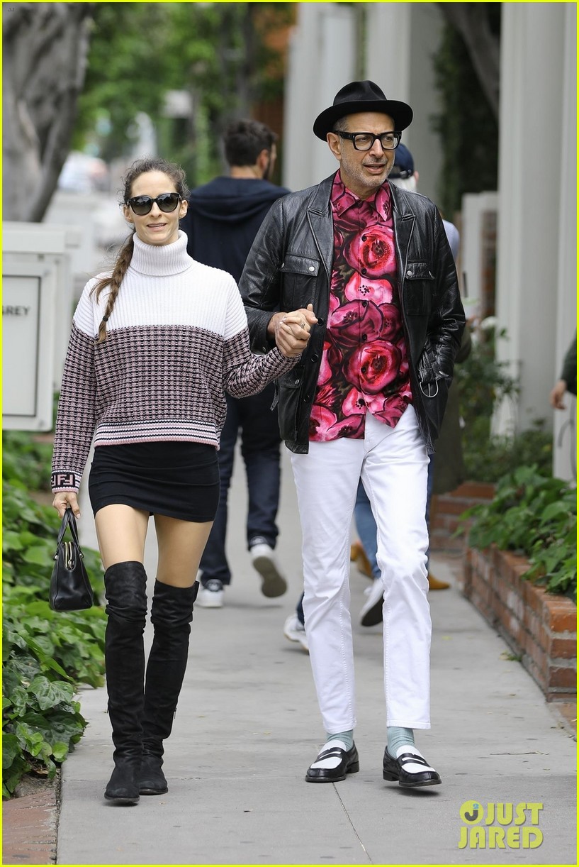 jeff goldblum wife emilie hold hands heading to lunch 014274110