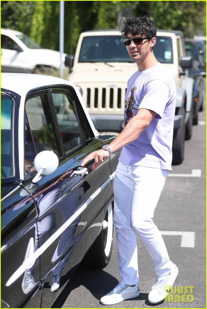joe jonas and sophie turner couple up for lunch weho 044276712