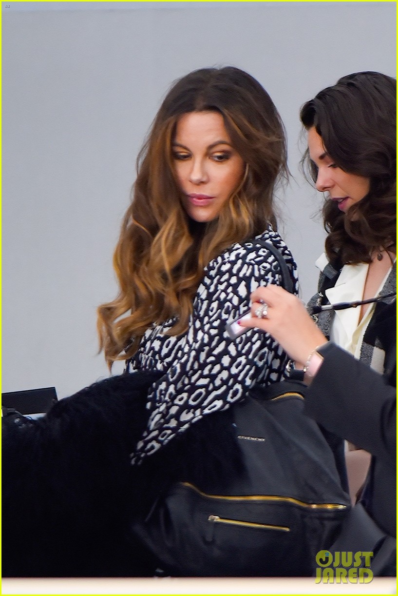 kate beckinsale is all smiles jetting out of nyc 034275054