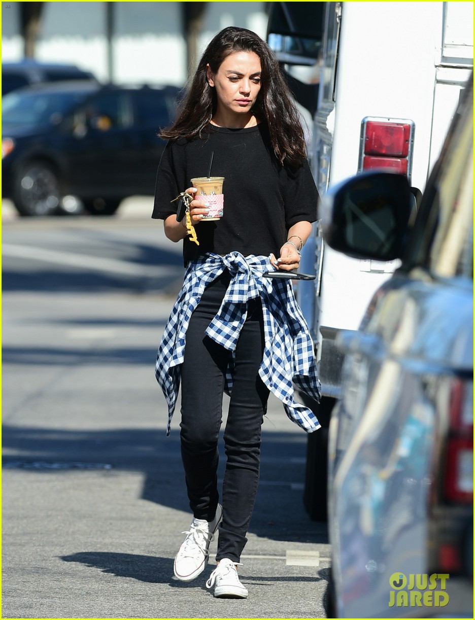 mila kunis keeps it cute and casual for nail salon trip 014275376