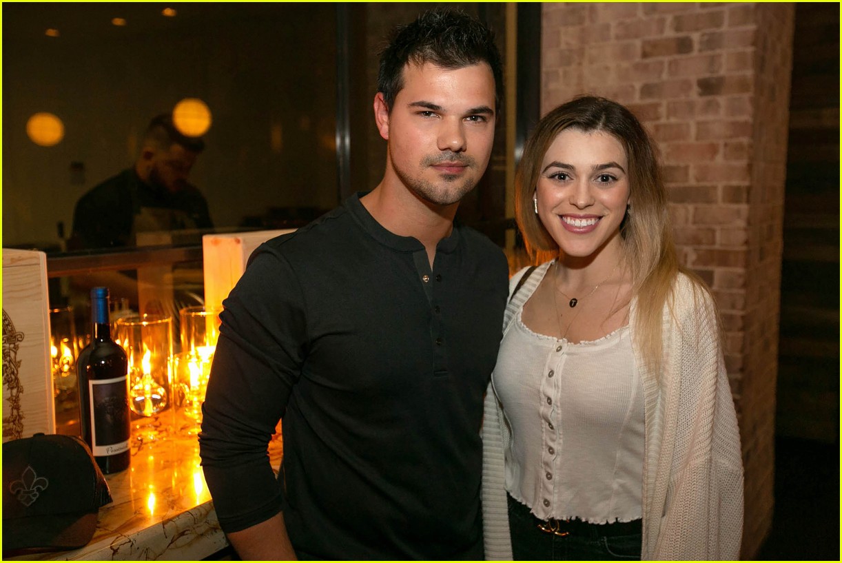taylor lautner and girlfriend tay dome wine and dine in san diego 01
