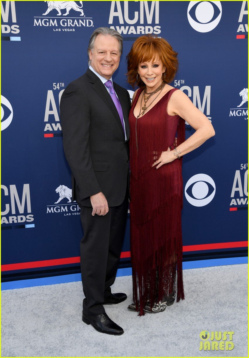 Reba McEntire's Boyfriend Joins Her at ACM Awards 2019! Photo 4268826