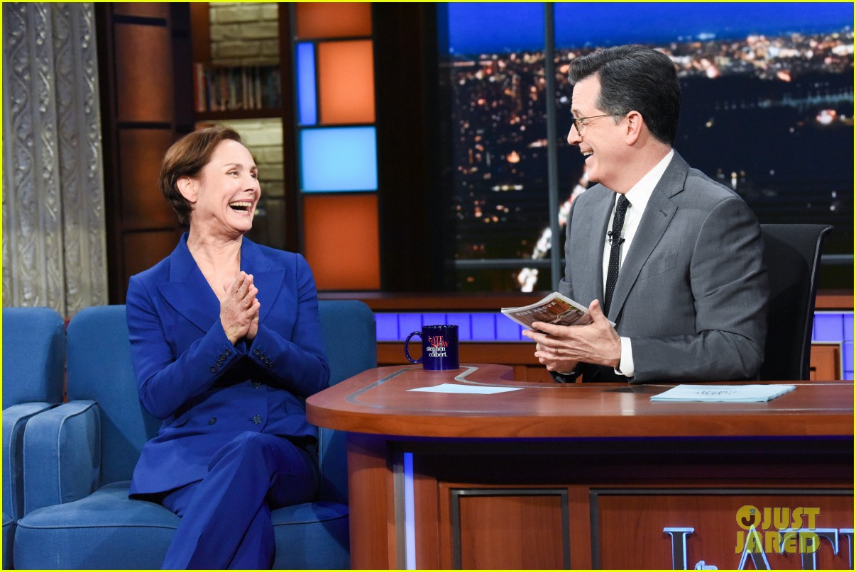 laurie metcalf says she doesnt impersonate hillary clinton in new broadway play 01
